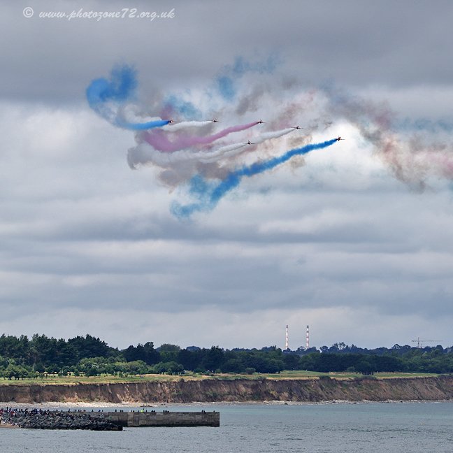 EssexHebridean's tweet photo. Stunning colour over @BrayAirShow courtesy of the @rafredarrows @DyeTeam2016 #ColourMagicians! https://t.co/nMgaMjdLnB