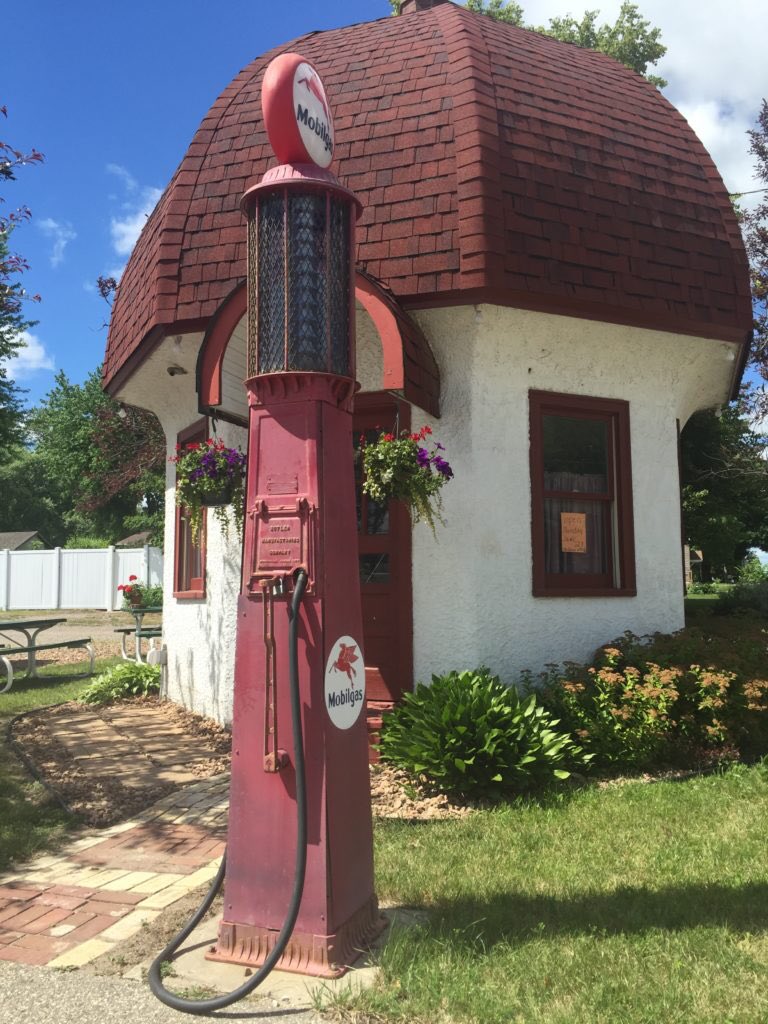 DasselMN's tweet photo. This is the last week for treats at the #MushroomBuilding !! Tonight from 6-8PM only in #Dassel #Minnesota #DasselMN https://t.co/MajBjLXCFK