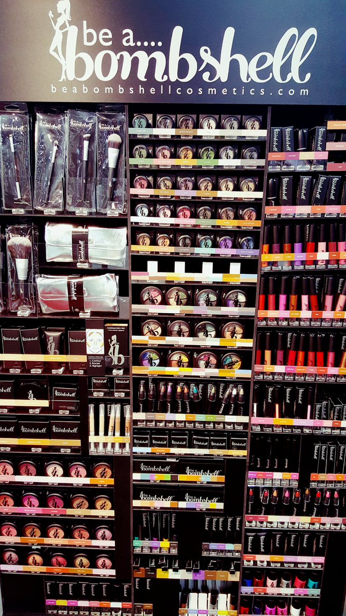 Carole9073's tweet photo. Cannot wait to try out their red lipstick!! @cosmoproflv #BombshellMakeup !! https://t.co/UBppg0FCvQ