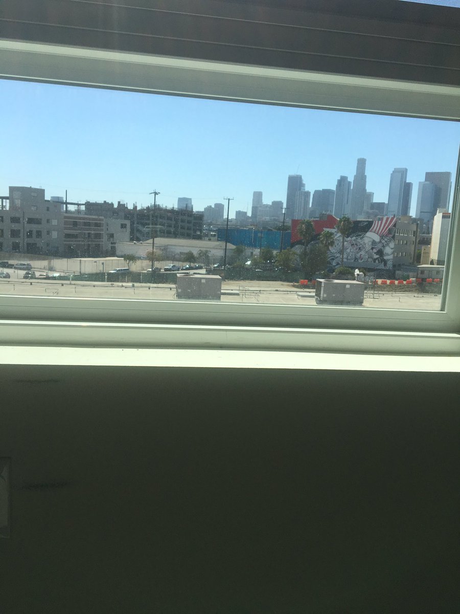 whitteeguurl's tweet photo. love that this is my view while im laying in bed 🏙 #TheBity https://t.co/y29nntEbLQ