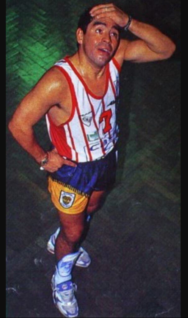 FOTO RECUERDO.
Diego Maradona con la camiseta de Sportivo Independiente.