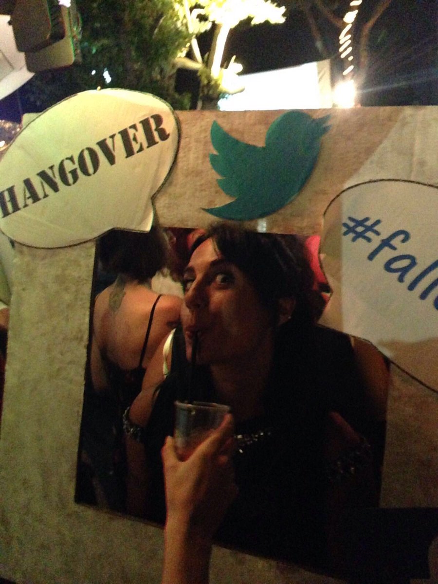 cini3's tweet photo. Drink? #fallobene @hangoverskin @LuccaAttiva https://t.co/J2btrCavda