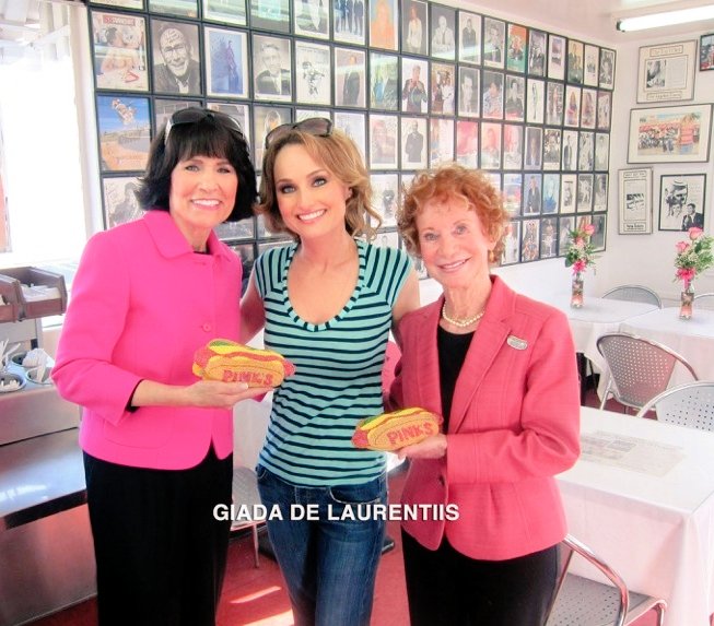 pinkshotdogs's tweet photo. Last week of #NationalHotDogMonth deserves a week of #CelebrityChefOfTheDay. @GDeLaurentiis is our 1st. #PinksLadies https://t.co/igusRApfPd