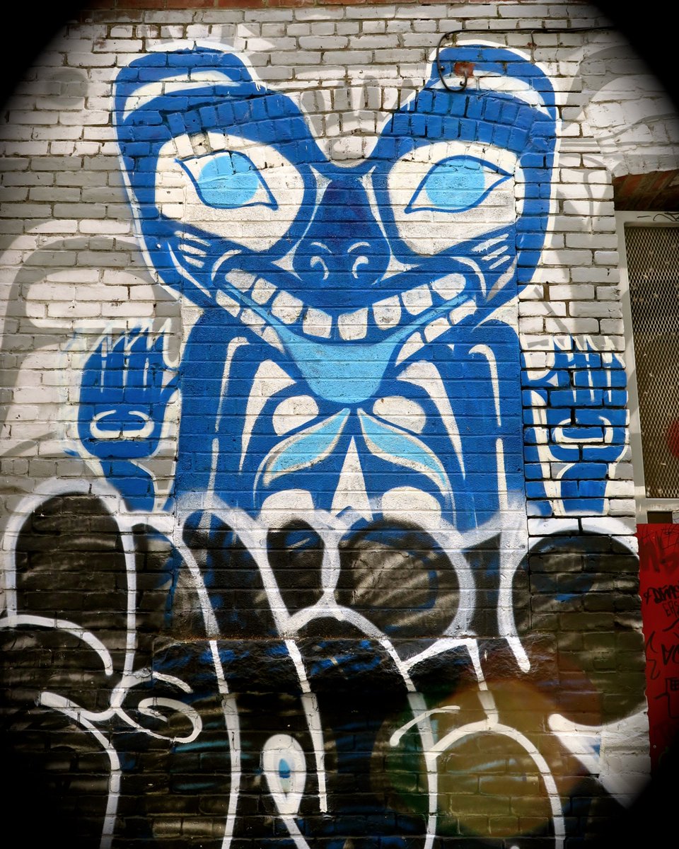 johnleewriter's tweet photo. Striking street art in the back alleys of Gastown, #Vancouver today #LPinBC https://t.co/llb4sFVFAT