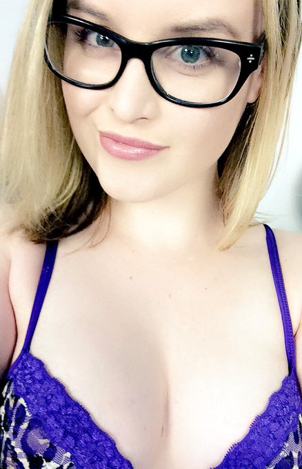 Forgot to tweet that I'm online! Come hangout with me on MFC! https://t.co/YTeljKbmk2 https://t.co/7<a href="/tag/onmfc"class="tags"><span>#onmfc</span></a>