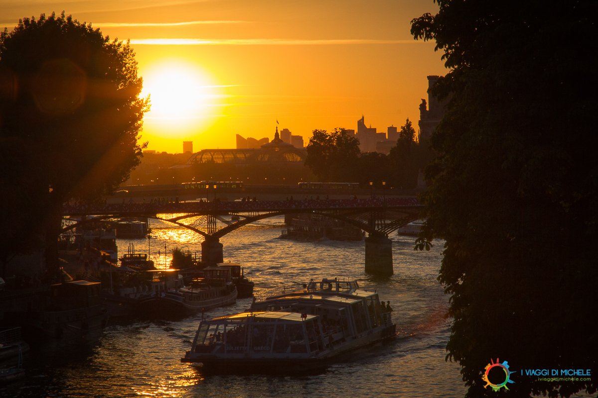 Oggi vi porto a #Parigi, venite con me? In Agosto si visita benissimo.