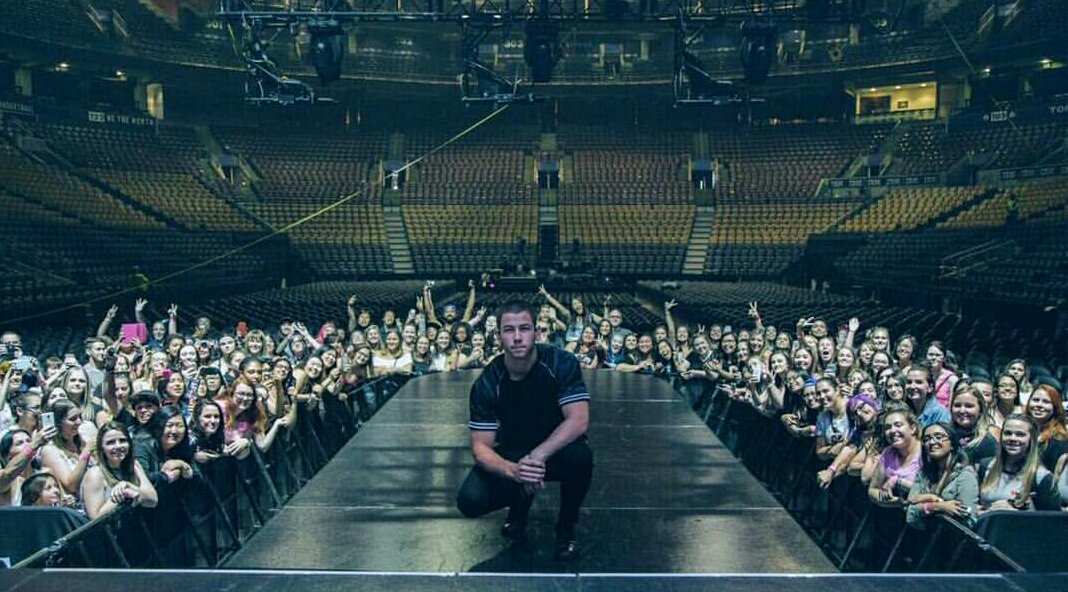 NJBROficial's tweet photo. 📷 23.07 | Foto Tirada do Nick com os fãs no Soundcheck em Toronto #FutureNowToronto https://t.co/WaxgQ7PUHT