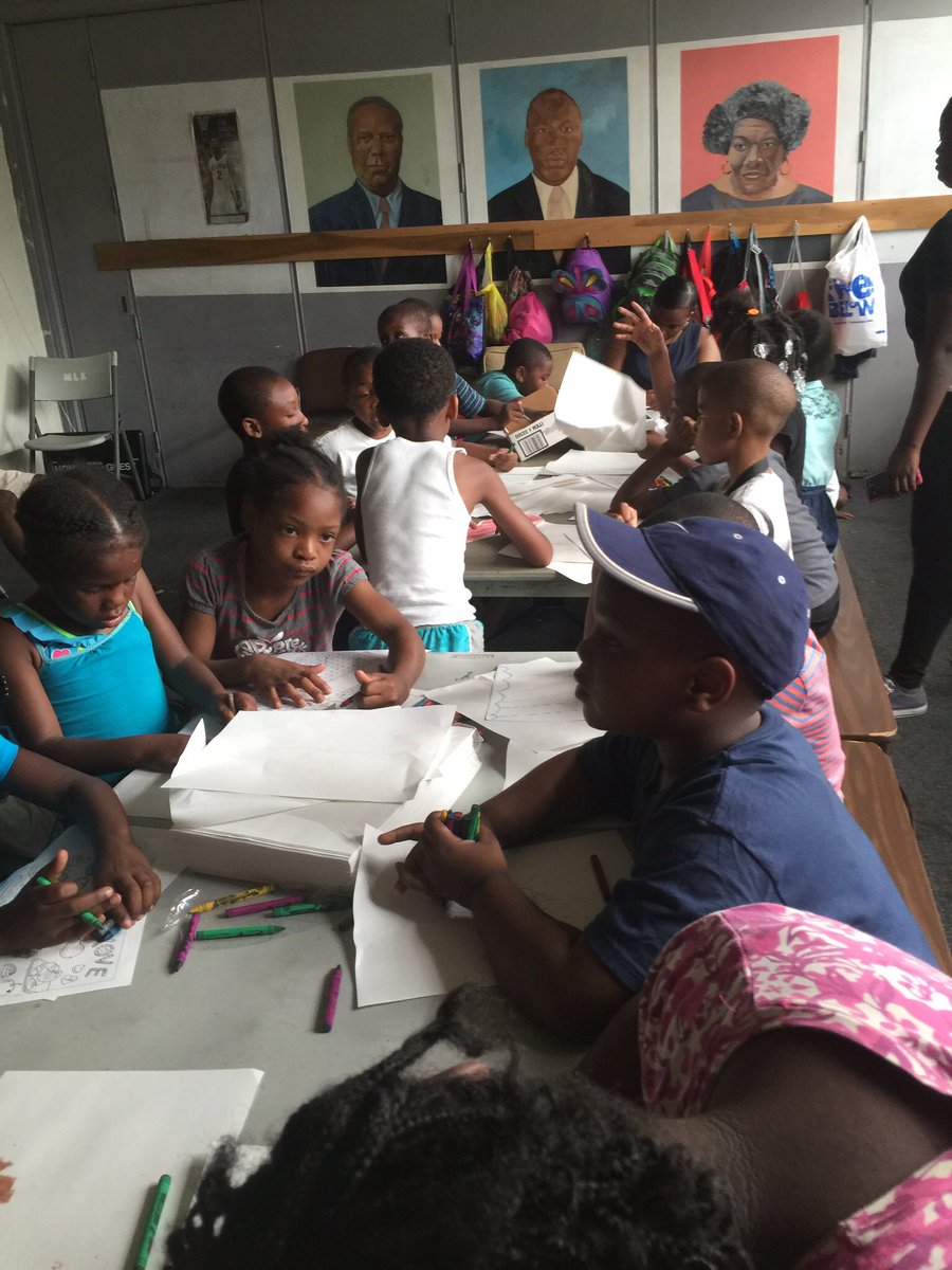 PhillyPlay18's tweet photo. My kids enjoy the indoors making art for my Art Expression Session board!🙌🏽🤗😊#PhillyPlay https://t.co/jhNUYMirem