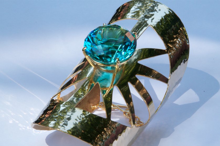 FreyaDesigns's tweet image. Hermoso brazalete bañado en oro con cristal azul! Atrévete a brillar con Freya! #accesorios #moda #ootd #venezuela