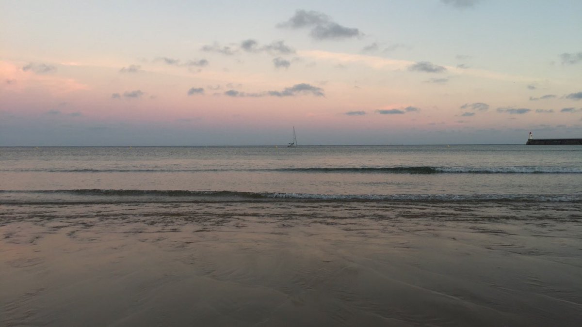 MargauxA_1D's tweet photo. Nouvelle photo de couverture #SableD'olonne #souvenir https://t.co/hbGqRsJFt2