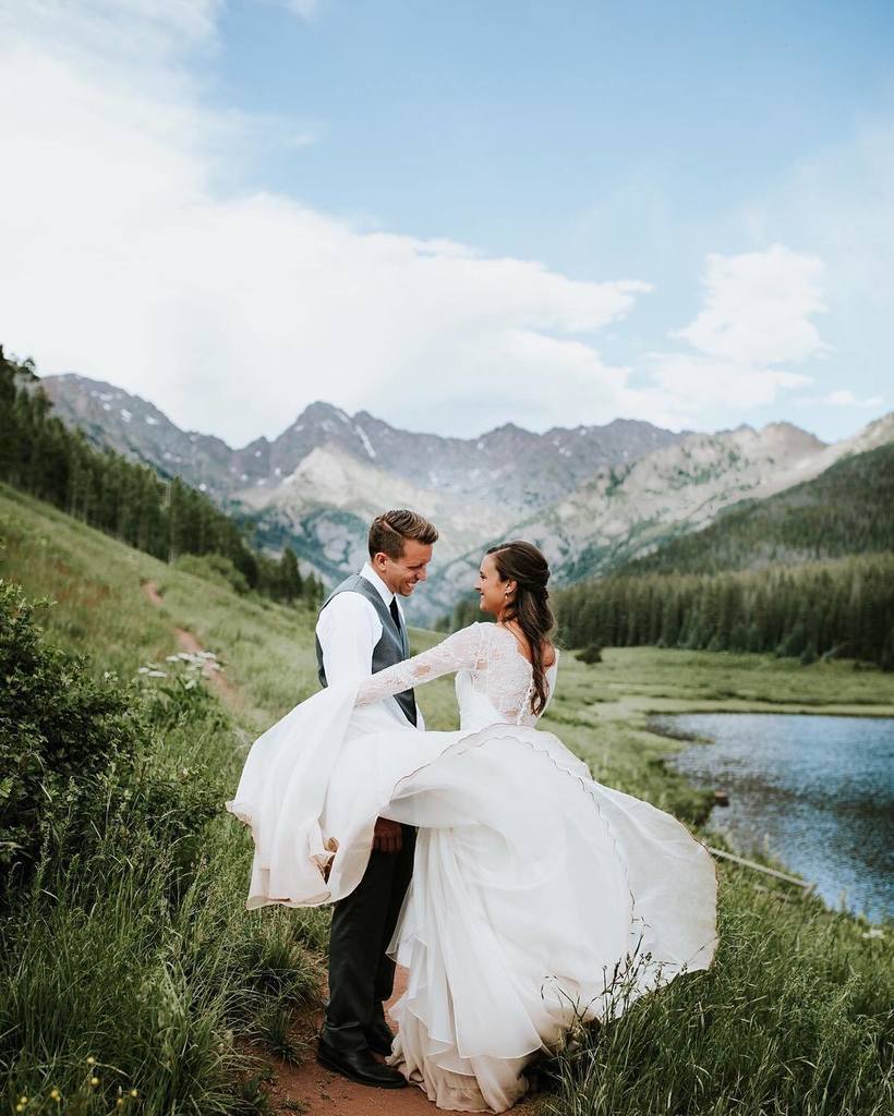 christyeleven11's tweet photo. flowy dresses never get old. // #pineyriverranch #vail #vailcolorado #vailwedding #colorad… https://t.co/yu3VVoTXws https://t.co/FNmgxfTVDX