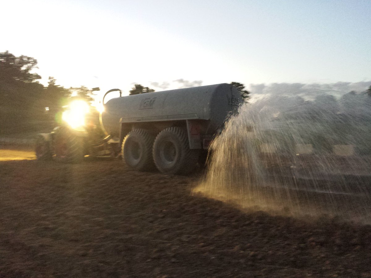 EmbroPull's tweet photo. Big thanks to @PeldersHenk for helping us wet down the track. We will be working kn this until pull day #fullpull16 https://t.co/RLoJDO77tJ