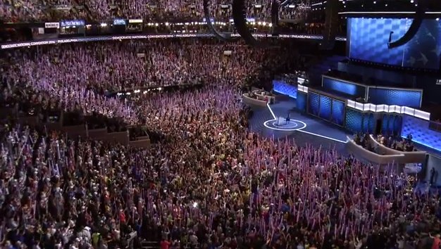 UniPolitica's tweet photo. "Yo me despierto todas las mañanas en una casa que fue construida por esclavos", dice @MichelleObama. #DemsInPhilly https://t.co/7A41AsXsCG