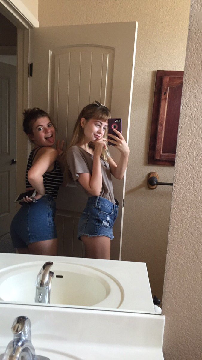 cunninglol's tweet photo. Beach vacation w aubs 💗💗 https://t.co/DEinQb3lgI