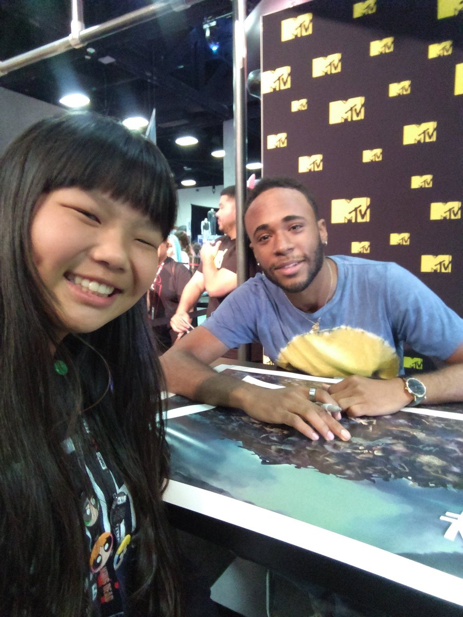 mtalktome's tweet photo. Caught last teen Wolf signing @MTVteenwolf booth, so sad but excited for the last season! Love you guys so much! https://t.co/Xh1z2sIbmK