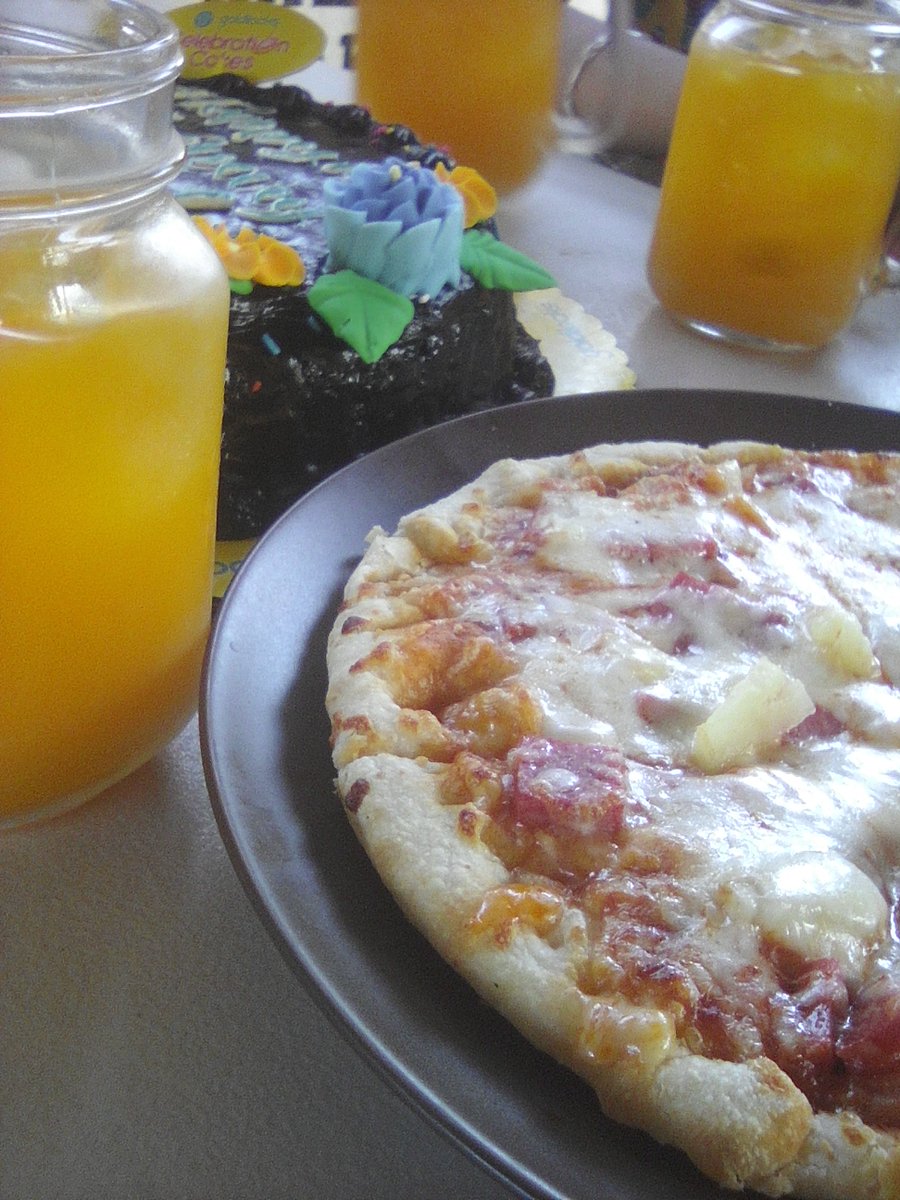 Laramariee14's tweet photo. Happiness 🍕🍹🍰😂 https://t.co/S16XkDhZQo