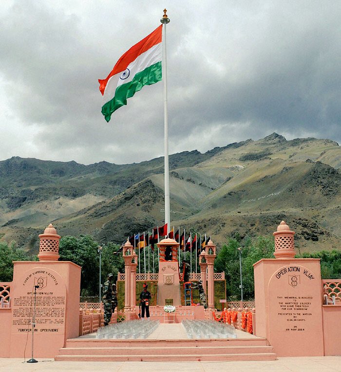 CaptAbhimanyu's tweet photo. कारगिल युद्ध में अपने शौर्य और पराक्रम से दुश्मनों को पराजित करने वाले वीर सैनिकों को 'विजय दिवस' पर नमन. #Kargil https://t.co/MDSTooKirN