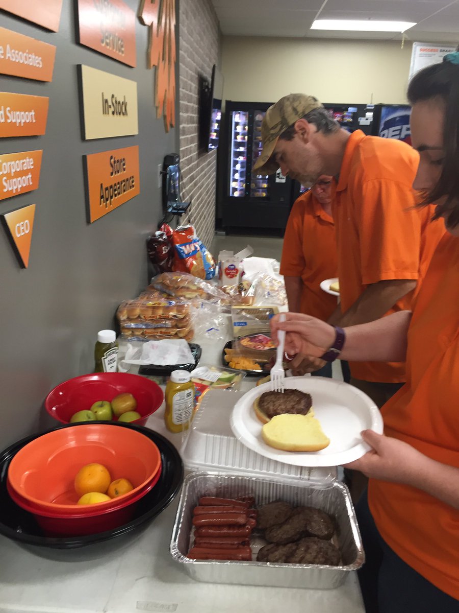 m7mbrooks's tweet photo. Last night at Store 3867. Cookout Farewell! Love you guys! @GardnerD314 @VickyViklyn https://t.co/Kt6lK8MaDA