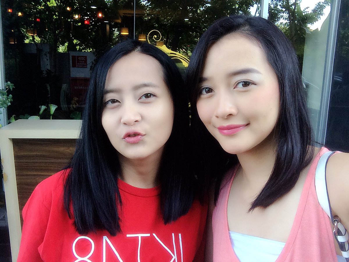 kinalkinal's tweet photo. Morning! otw too radio niiih!!!! @Nat_JKT48 https://t.co/oaFAJkKajs