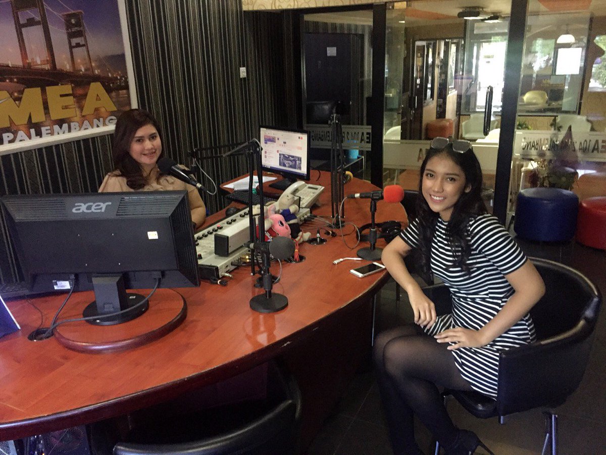 MomeafmPLM's tweet photo. hei kita lagi kedatengan @larassyp niy di #GPL 
dgn single perdananya #LARANEGOTIATION :D dengerin yok kawulamuda https://t.co/b5egRBBtOY