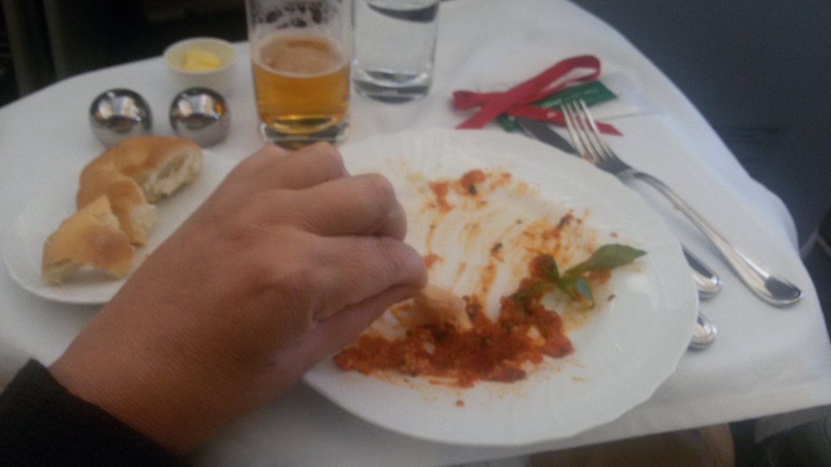 sustrademondo's tweet photo. Sughetto ottimo! @Alitalia qui la scarpetta ci sta tutta #AlitaliaonAir in business class #aitba @travelbloggerit https://t.co/r8OqWoA6VC