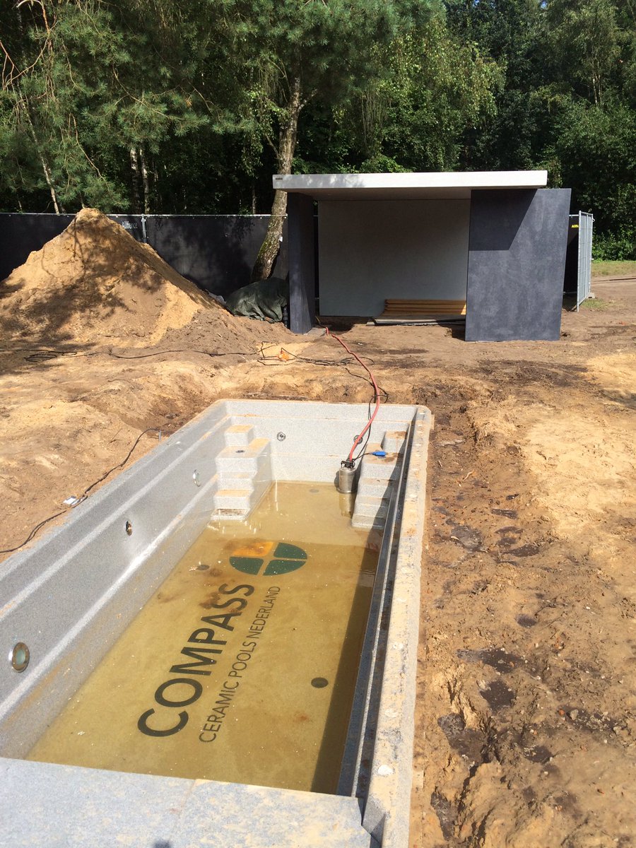CompassPoolsNL's tweet image. Begin is gemaakt! @CompassPoolsEu, @GertJanSchouwen van stooptuinen mooie demo #tuin met #zwembad op #bloementuin