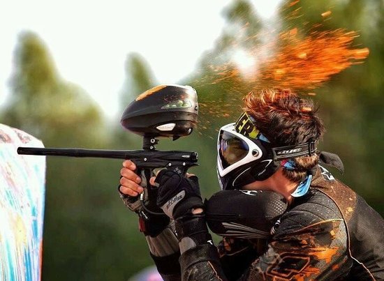 Outifyme's tweet photo. ¿Juegas, pistolero? #paintball en #Sitges https://t.co/bX78qyVn06 https://t.co/I5WoGnf2Kb