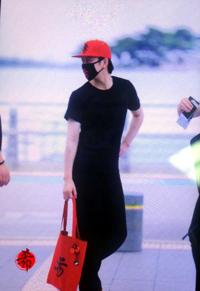 onlyheechul0523's tweet photo. 160726 인천공항 출국 #kimheechul #김희철 상하이 팬미팅 화이팅💕 https://t.co/grCLQIpNyK