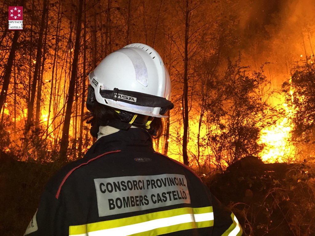 BombersDipcas's tweet photo. Imágenes efectivos CPBC @dipcas y @GVA112 trabajando en extinción #IFArtana toda la noche https://t.co/GO3Bhj6QJY