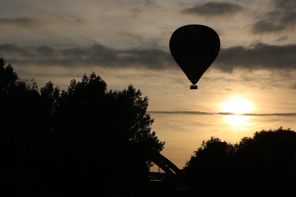 JohandeBoer's tweet photo. Met @meeomhoog maakten de prijswinnaars van de Pont Napoleon een schitterende ballonvaart @RuimtevdRivier https://t.co/KuynTJWsaY