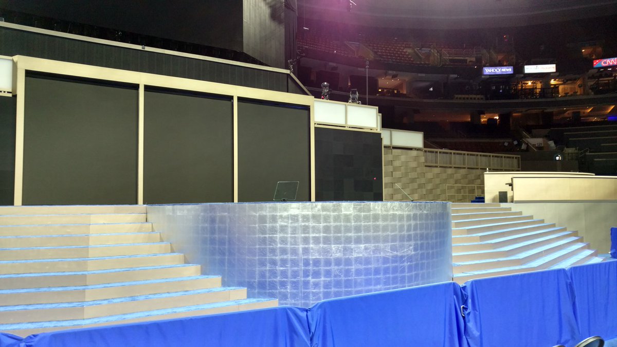 MakUpFront's tweet image. These convention sets look spectacular on TV, but there's not much to them when the lights are off. #DemsInPhilly