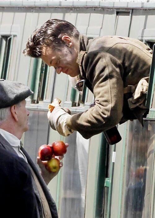HSUpdating's tweet photo. 📸 | A real solider who was in Dunkirk who also happens to look very much alike with Harry. https://t.co/McJAF2JcGa