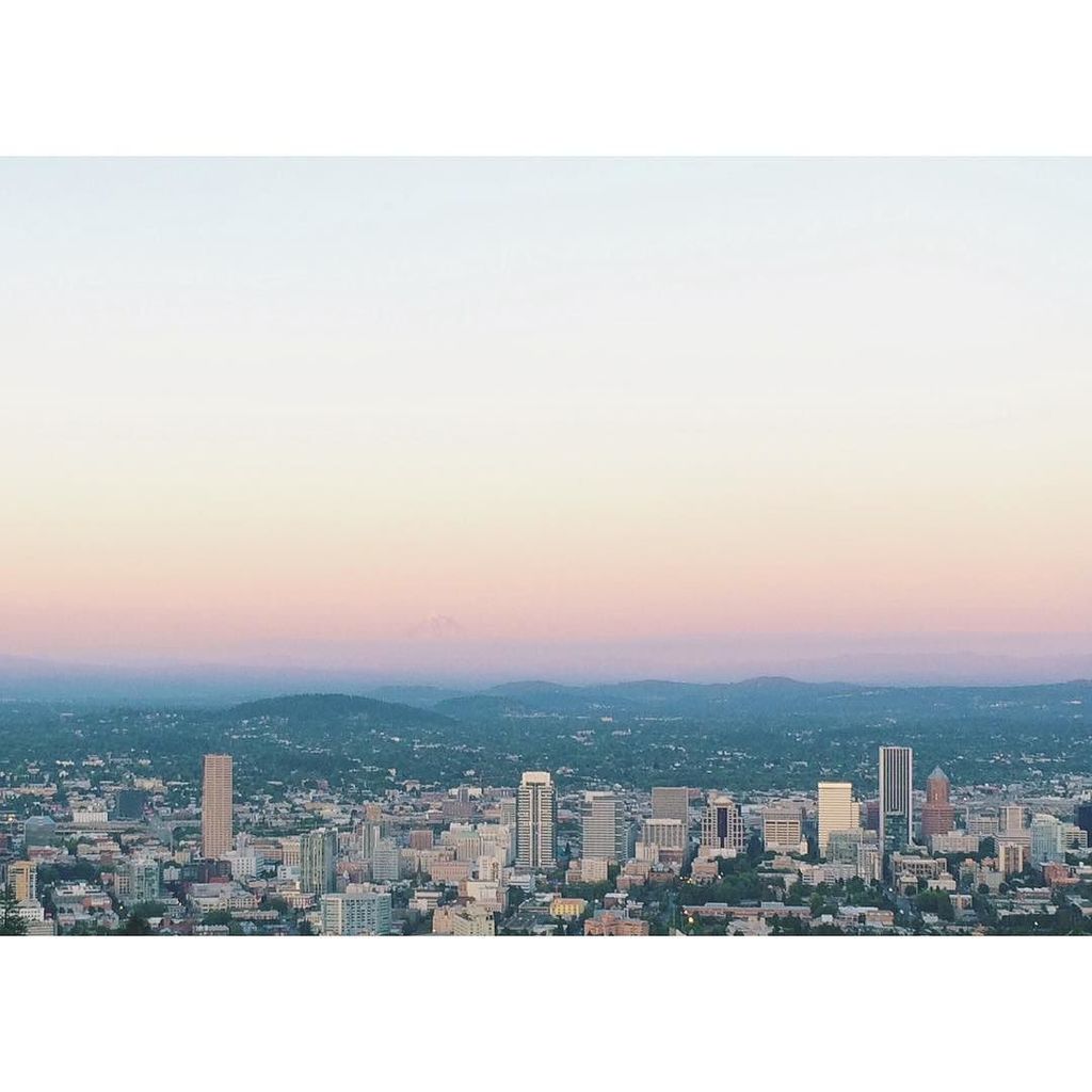 fionnct's tweet photo. That gradient though... ๐
#dontmovetoportland #sunset #gradientsky https://t.co/4PLQEjSxeQ https://t.co/e9oejXsmCr