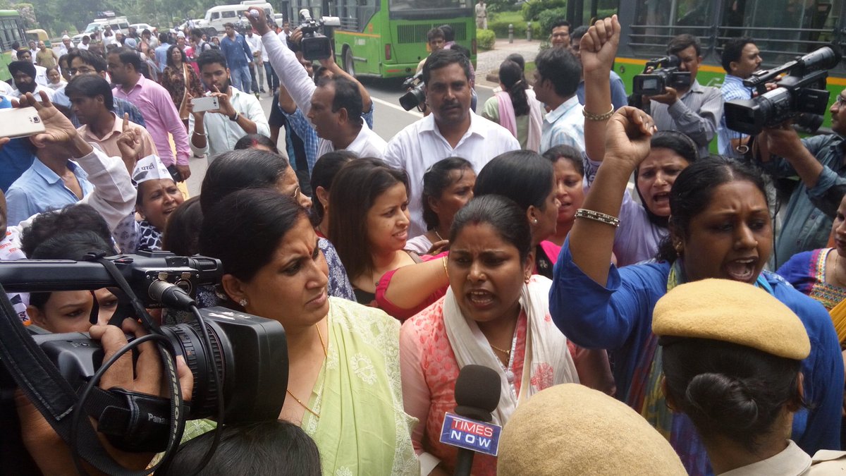 AapsaritaSingh's tweet photo. मोदी जी में इतनी भी हिम्मत नही की महिलाओ का सामना कर सके...
@ArvindKejriwal @dilipkpandey 
#CowardModi https://t.co/RaEJrAwVxb