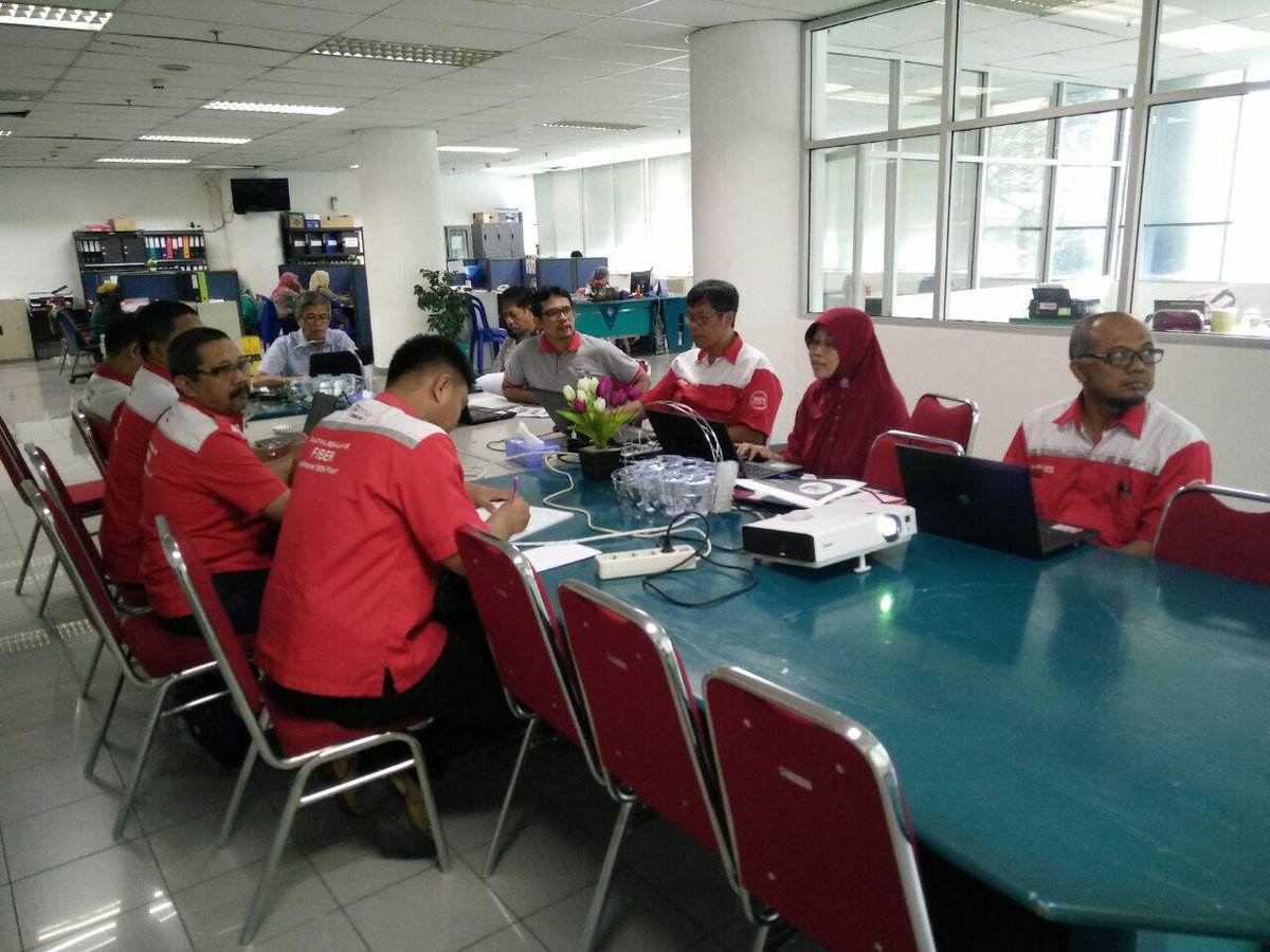 ROCTreg5's tweet photo. on desk PT1 oleh team assessor @ROCTreg5 @parwi66 @_funtastic5_ #TelkomFuntastic5 #ROCTREG5 #Indihome5 https://t.co/pOdoU5Zucl