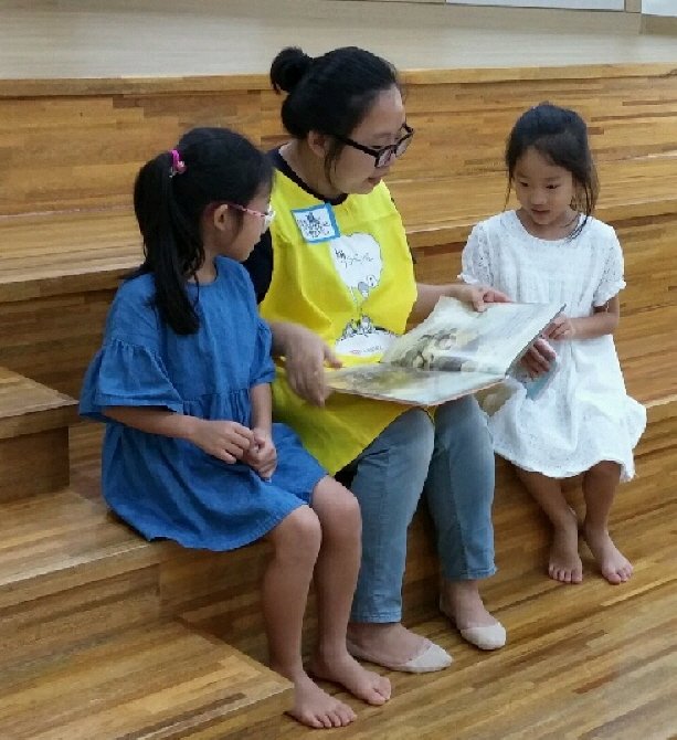 pangyolib's tweet image. #성남시[판교어린이도서관]엄마,아빠가 읽어주는 그림책이 식상해졌다면...?유아열람실의 노란앞치마를 찾아주세요! 언제든 우리 친구들에게 재밌는 이야기를 들려줄 준비가 되어있답니다!