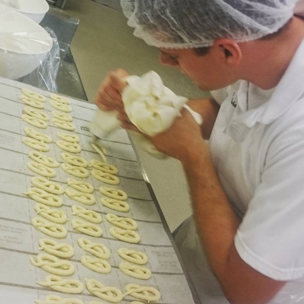 MaisonKelder's tweet photo. Het tijd voor onze krakelingen!! #koekjes #zoutjes #ambachtelijk #vers https://t.co/2GXeDDNWP5