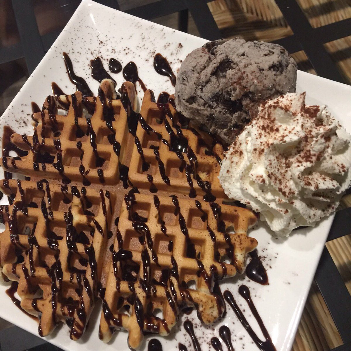 noiionmemy's tweet photo. ช๊อคโก้แล็ตกับวาฟเฟิลช่วยให้อารมณ์ดีขึ้นได้จริงๆนะ 😋 #Suneka #Cafe https://t.co/8aevZWuqXX