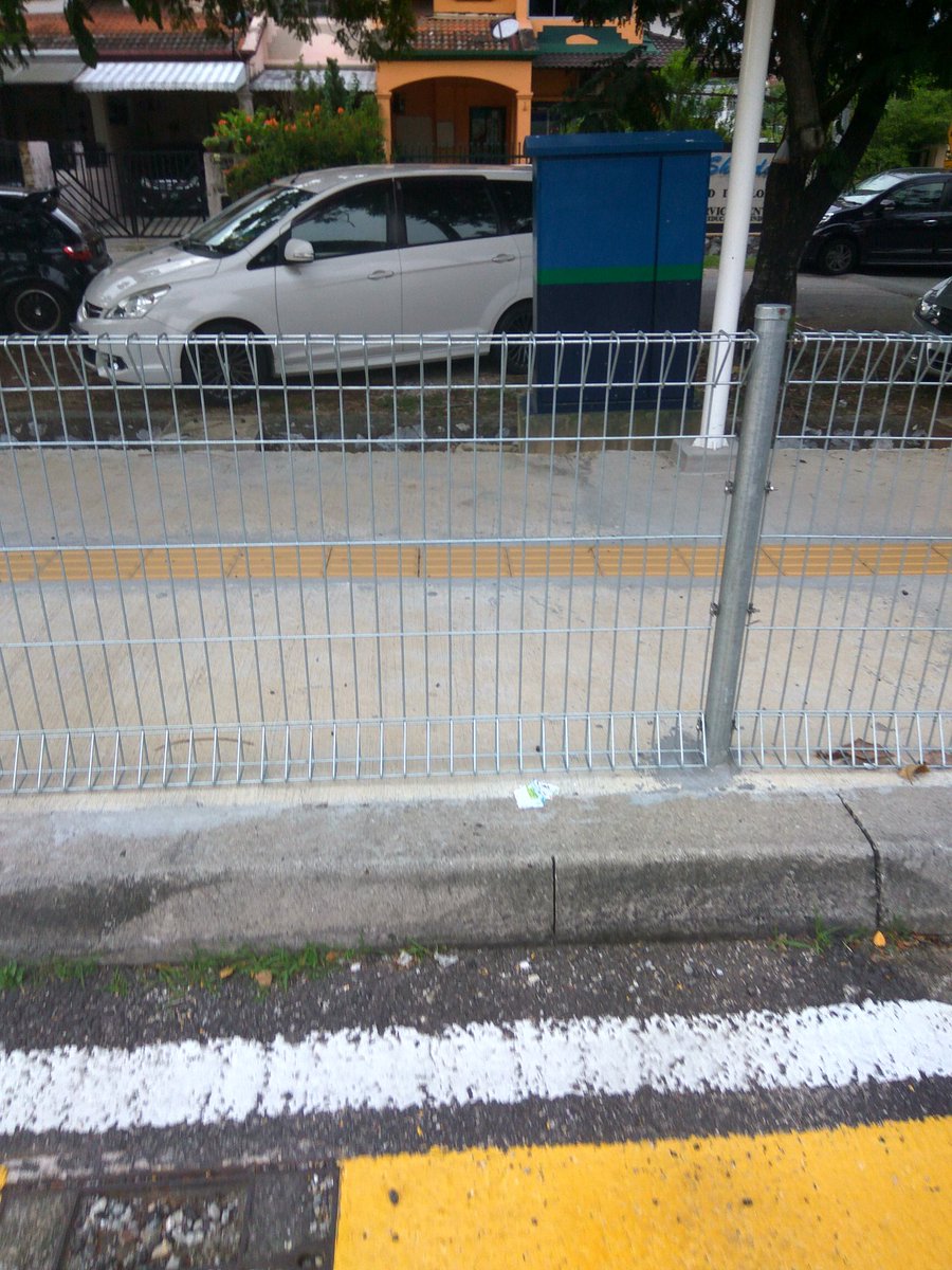 datukhensem's tweet photo. Who the fuck in MPSJ approved this. Stupid as fuck. https://t.co/MtwanYk8Bd