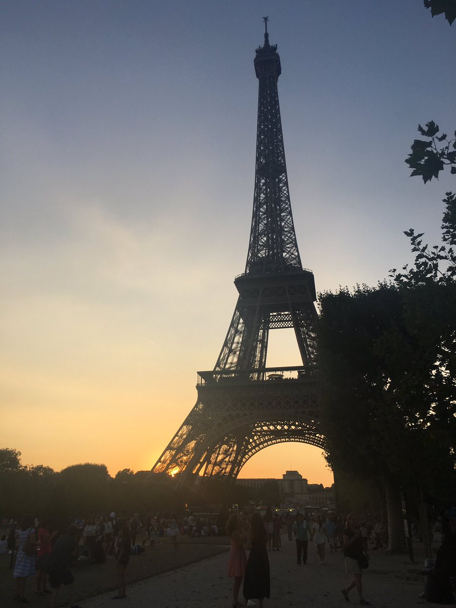 yueliang2020's tweet photo. Paris #Paris #StrongerTogether #LoveMakeTheWorldGoRound https://t.co/6UWOR58evI
