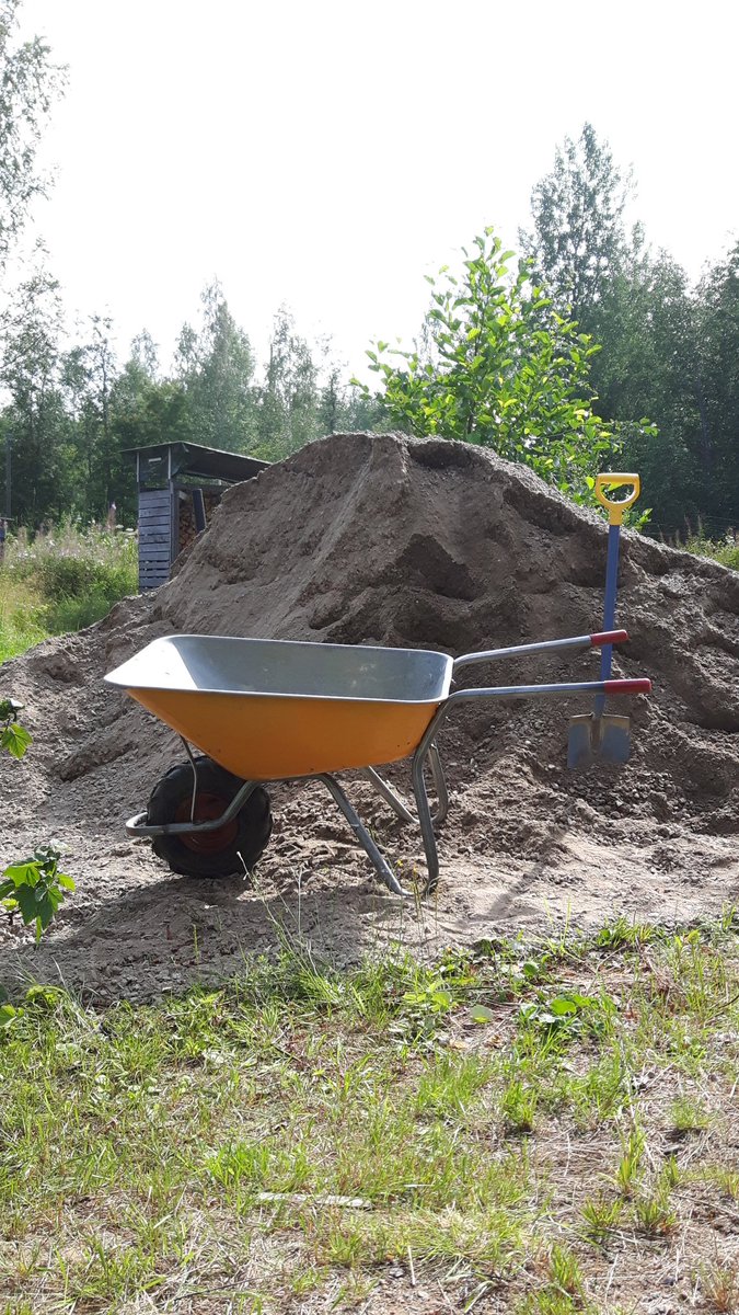 Kollikkaukko's tweet photo. Mökillä on mukavaa. 😂 Aamun uintitreenit  takana ja nyt "Juha Mieto treeniä'. #kollikkaukko #triathlontraining 💪💪😎 https://t.co/3ZHp8DUuZz