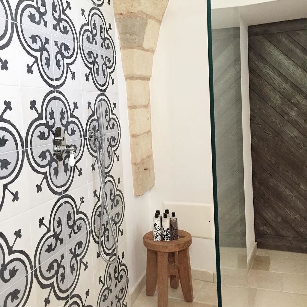 katecshaw's tweet photo. Bathroom bliss! #monochrome #patternedtiles #modernrustic #interiorinspiration #teakstool โฆ https://t.co/5yYMIpwgGF https://t.co/vD4MjYGB2d