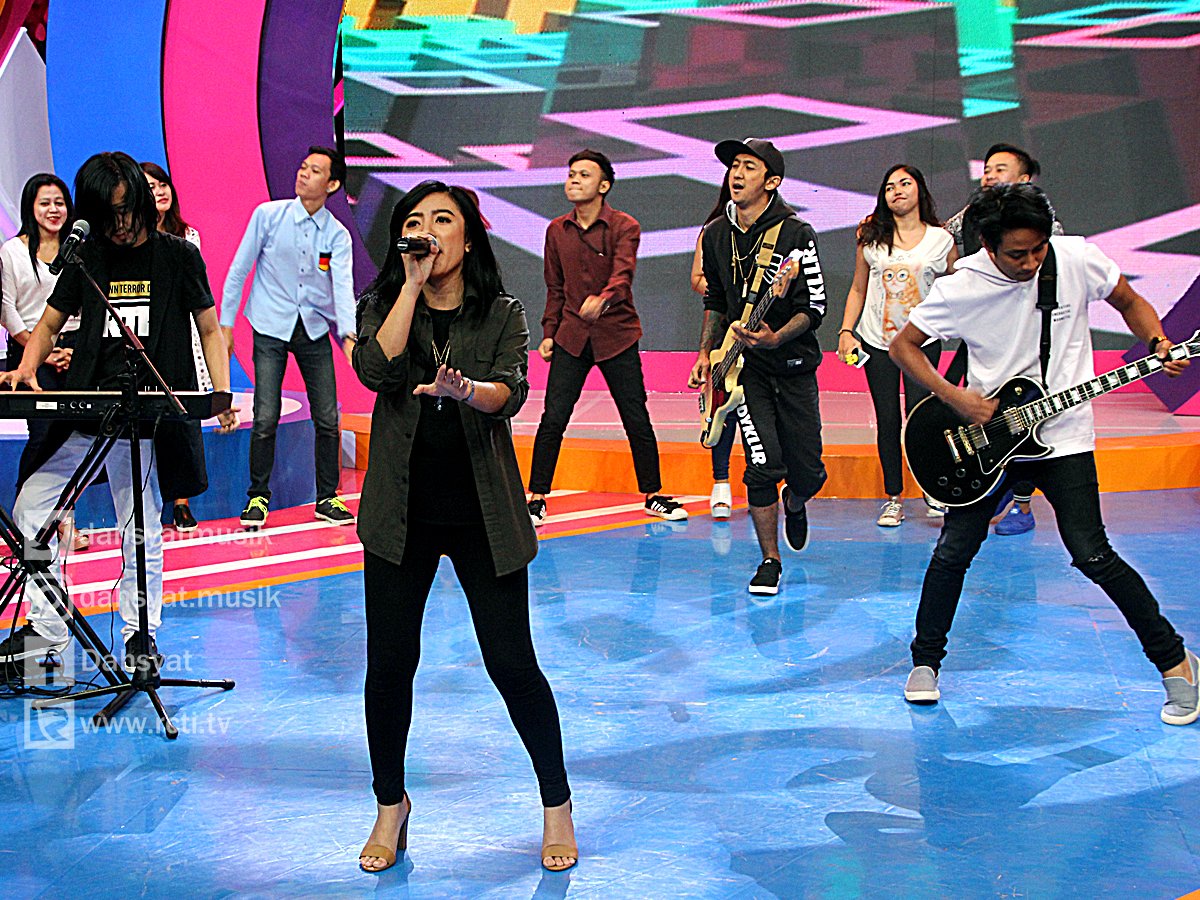 Keseruan saat performance @KILLINGMEINSIDE - "Hilang" di dahSyat pagi ini. #dahSyatRiangCanda