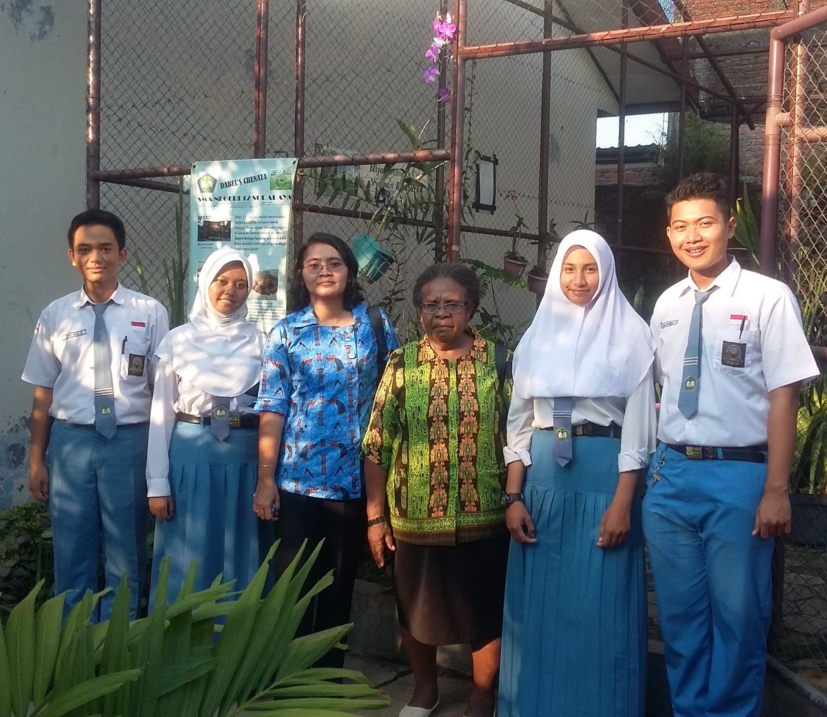 Halo ibu / bpk dari papua,  selamat datang di SMAN 12 sby.  Inilah sekolah kita dengan penghijauan dan semangginya