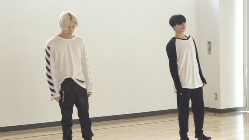 TAEM2D's tweet photo. 그리고 이 둘 정말 별 말 없이 그냥 팟 팟 이렇게 탁 이런 느낌으로 다 통하는거 너무 좋고...앞으로 작업 같이 많이많이 했으면. 다들 꼭 한정반 사세요오... #テミン #さよならひとり https://t.co/rFqYgacoKG