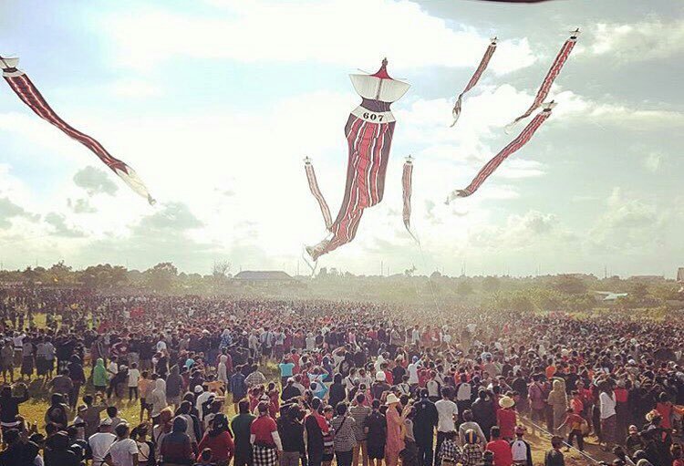 BaliPlaces's tweet photo. #kite #festival #kitefestival #padanggalak #janggan #bali #baliplaces #sky #layangan #competition #lomba #rareangon https://t.co/oS6ZUvKiuJ