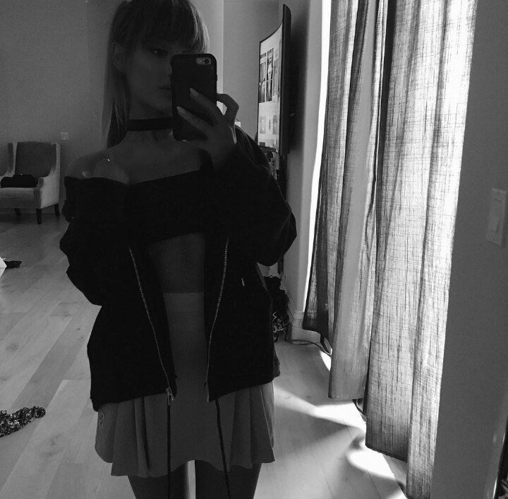lisk273's tweet photo. her crazy is this hairstyle
the sun, you're beautiful
#newhairstyle #beautifulAriana
@ArianaGrande https://t.co/XXoWlpfo6u