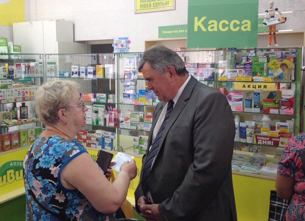 yargubernator's tweet photo. Сергей Ястребов посетил несколько аптек в #Ярославль, чтобы вникнуть в вопросы обеспечения лекарствами. https://t.co/z7TSWS71xz