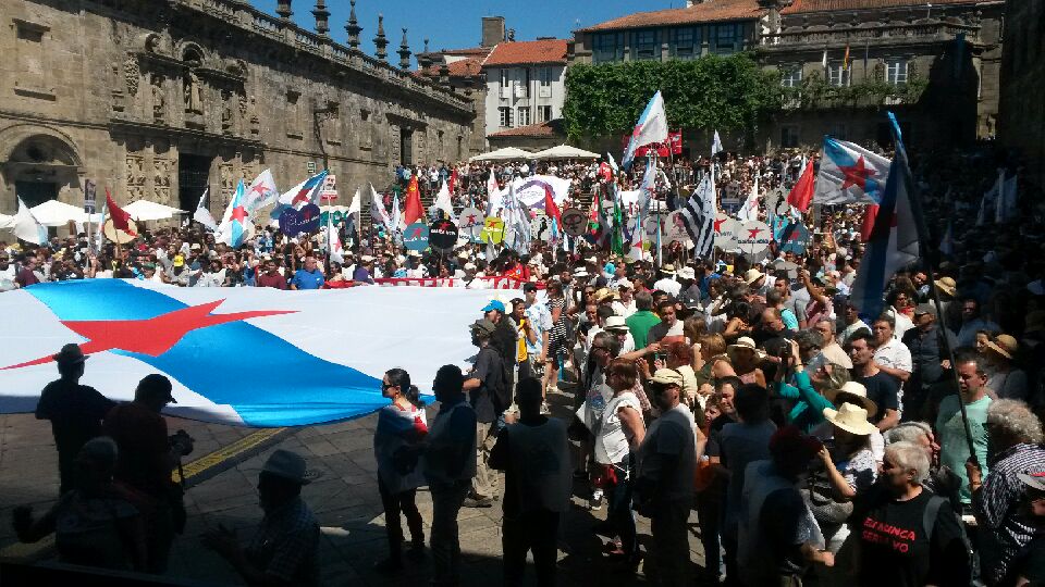 BotOccitanie's tweet photo. partitoccitan: La manifestacion pel jorn nacional de Galícia amb militants del #PartitOccitan #GalizaViva #Occitan… https://t.co/uxKB9bvnlH