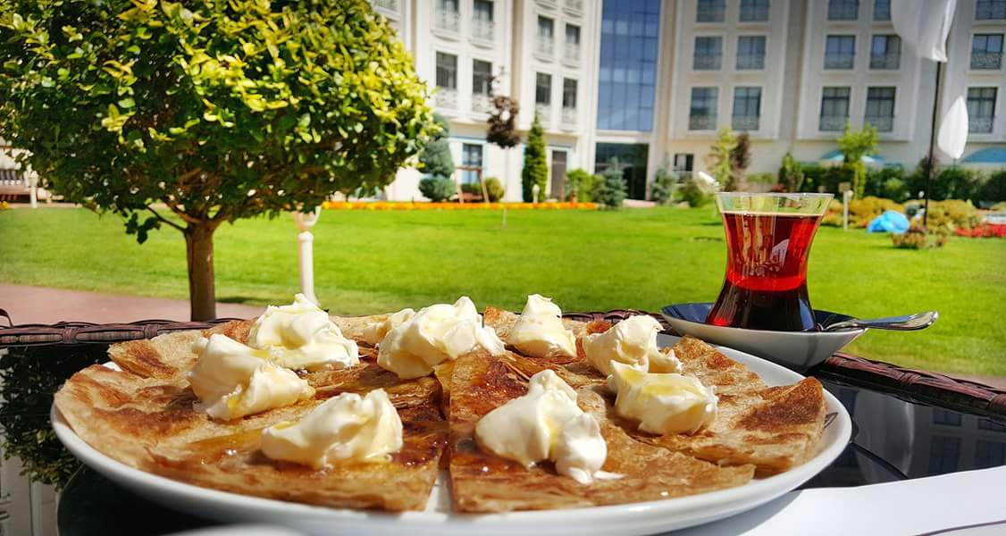 NGAfyon's tweet photo. Afyon'a gelip de kaymak yemeden dönülmez. Mutfağımızdaki yerel lezzetlerde çok iddialıyız. 
#ngafyon #nghotels https://t.co/JrmCITLFBi